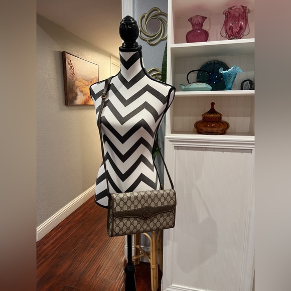 Gucci Vintage Shoulder Bag w/ Dust Bag & COA EUC - Picture 14 of 17